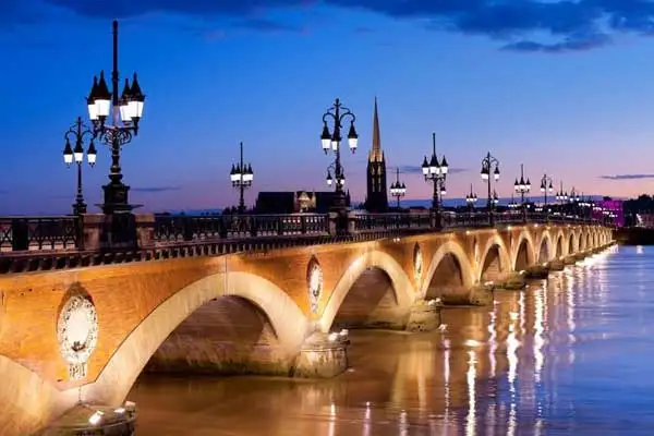 A night-time view of the beautiful Pont de Pierre.