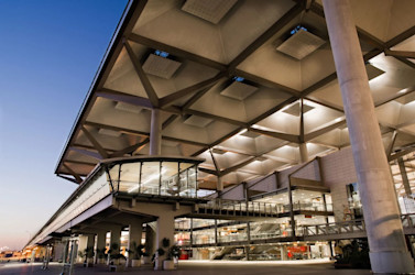  5 Razones por las que elegir un Transfer Privado desde el Aeropuerto de Málaga en lugar de un Taxi Convencional