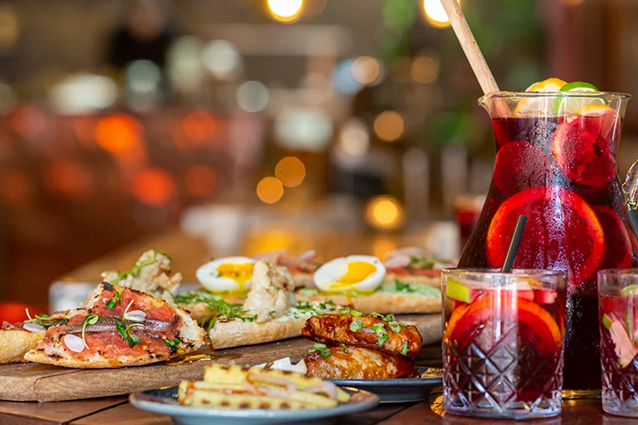 Tapas och en kanna sangria på ett restaurangbord