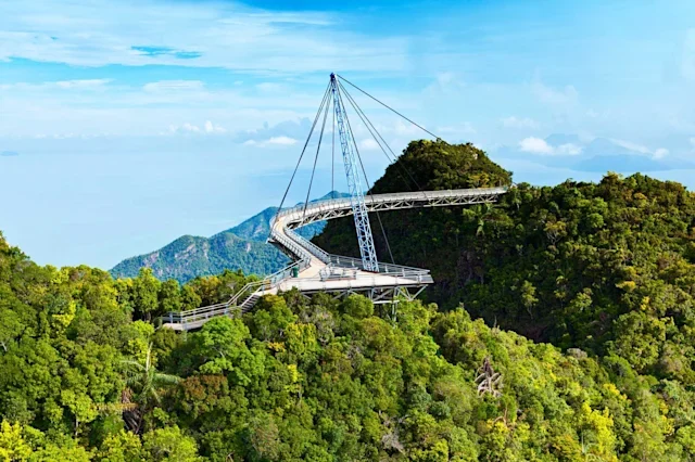 En utsiktsbro mellom frodige fjell på Langkawi i Malaysia