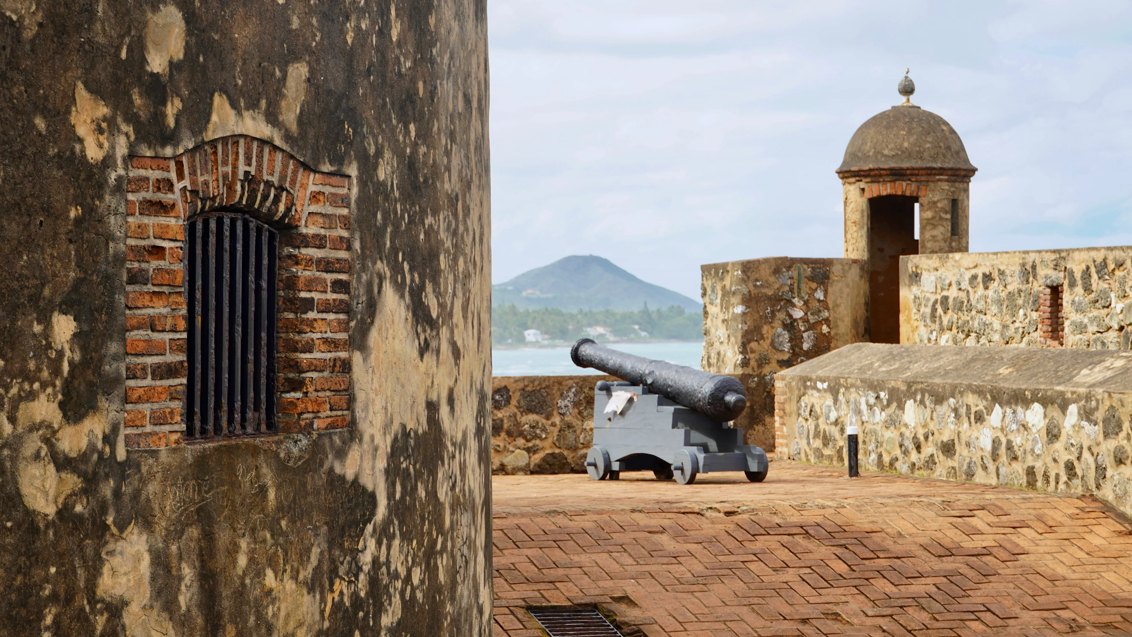 Historialliset tykit Fort San Felipessä Puerto Platassa, yhdessä Karibian vanhimmista linnoituksista
