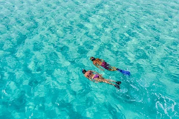 snorkelen in de zee