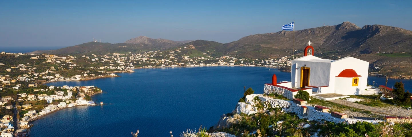 kyrka som ligger på en kulle på Leros