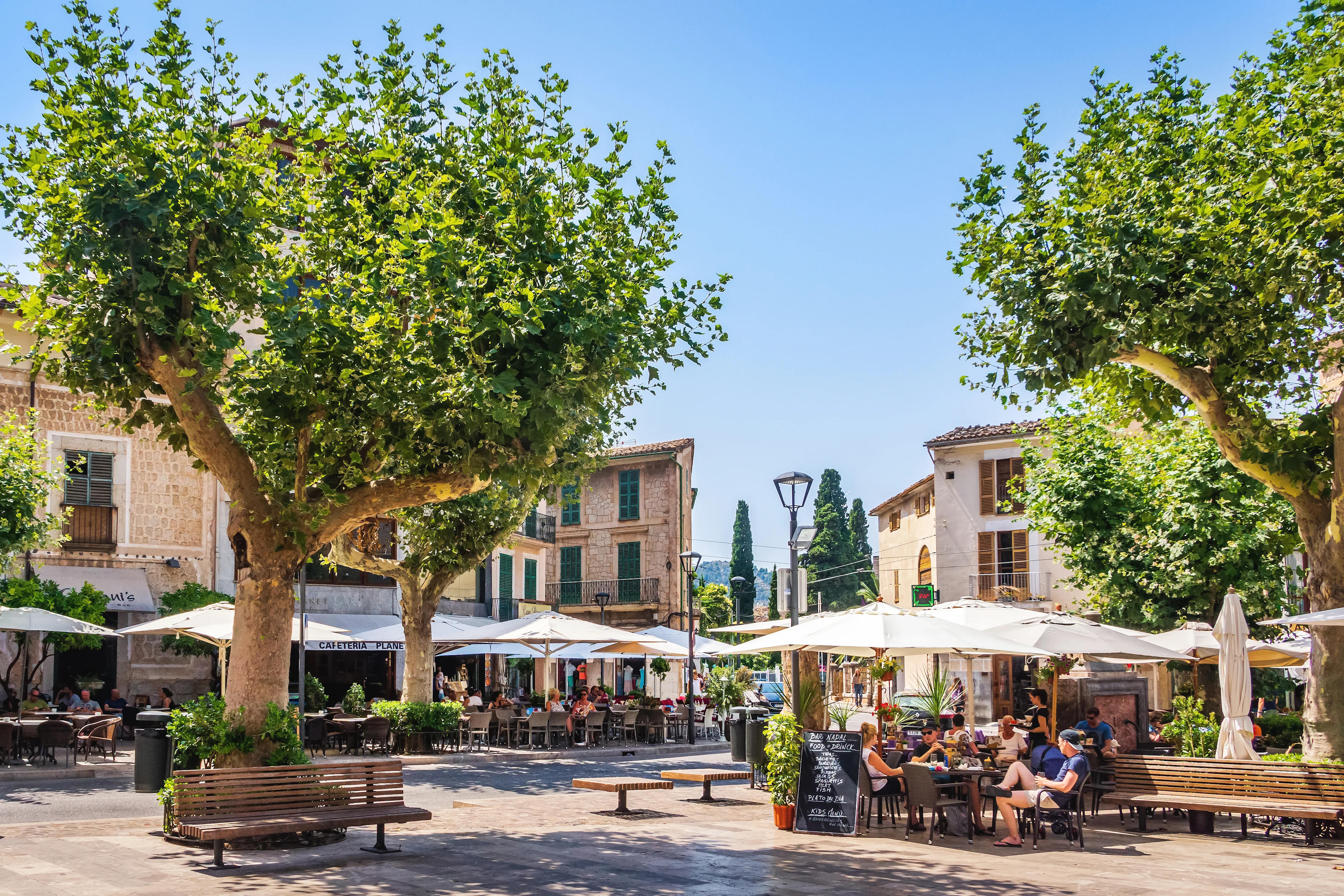Udsigt over en plads med udendørscaféer på Mallorca