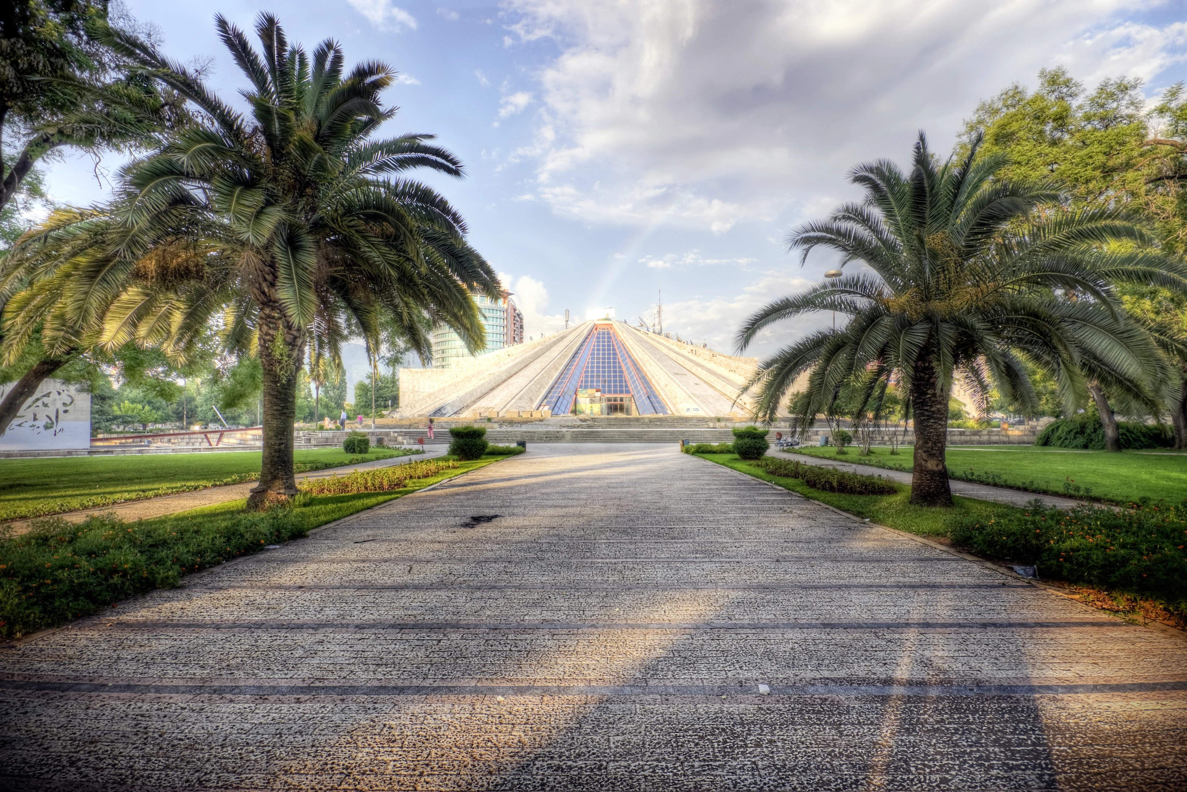 pyramide i Tirana omgivet af palmer 