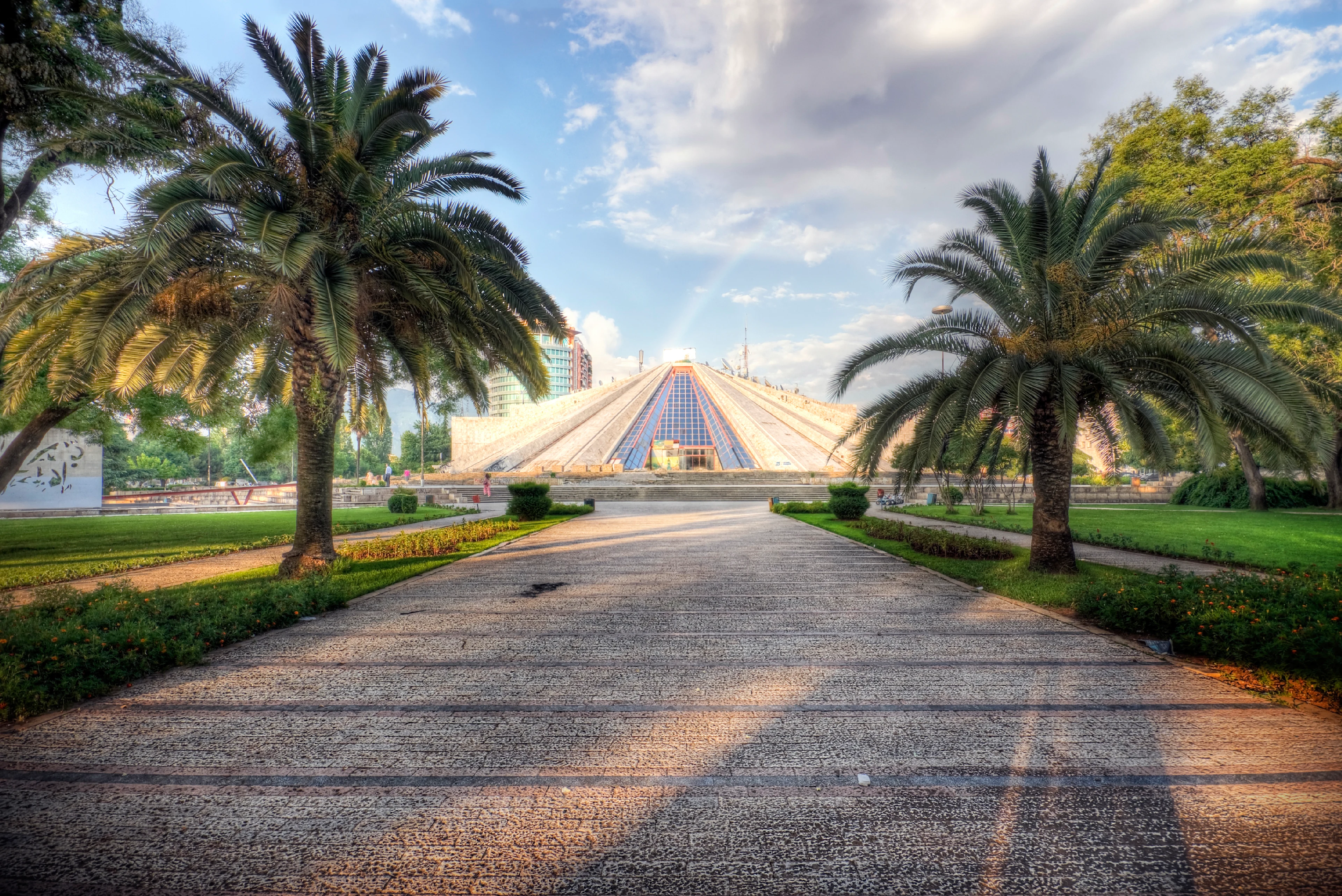 pyramide i Tirana omgitt av palmetrær