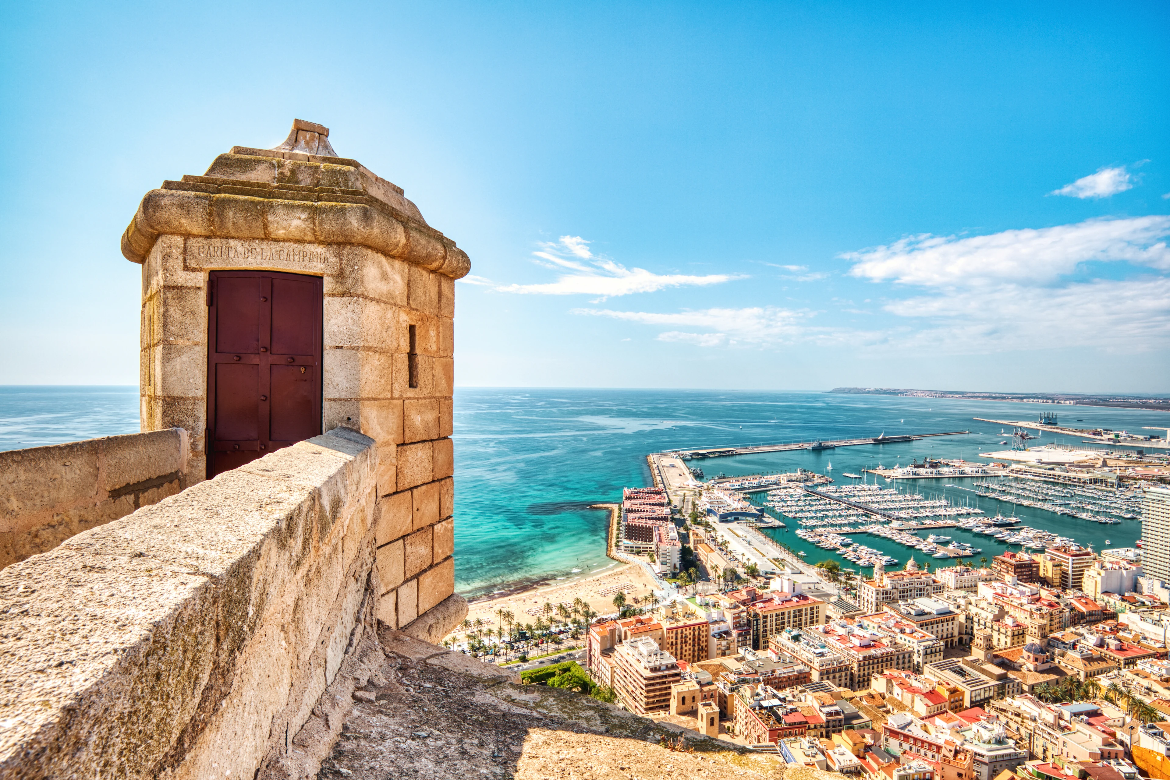 Utsikt över Alicante från Santa Barbara-borgen