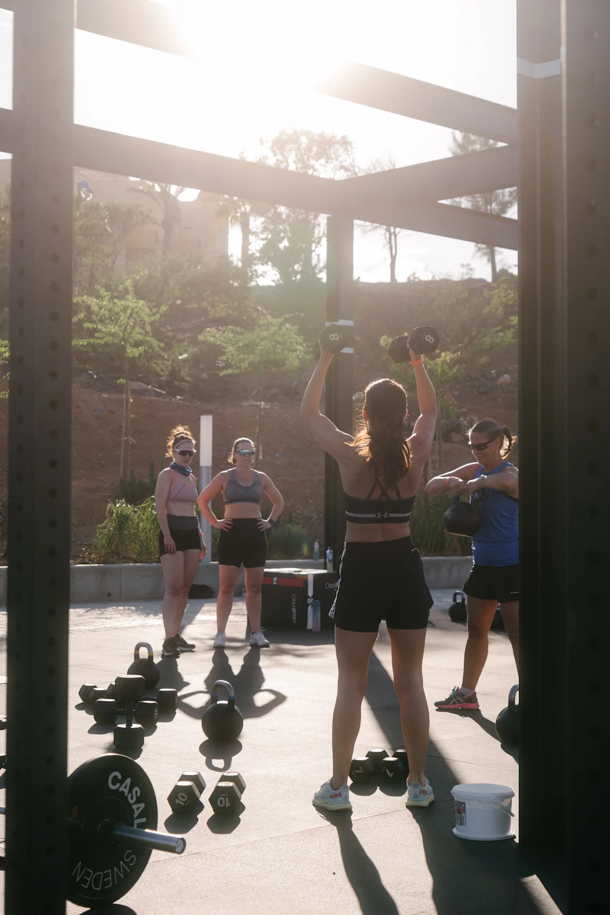 Folk som trener i WOD Boxen 