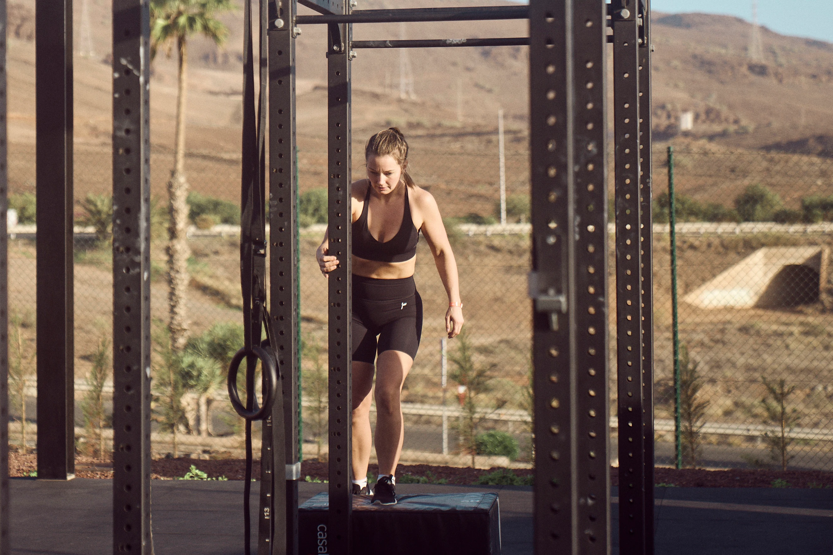 Dame i sort trenings BH og tight shorts som trener i WOD Boxen