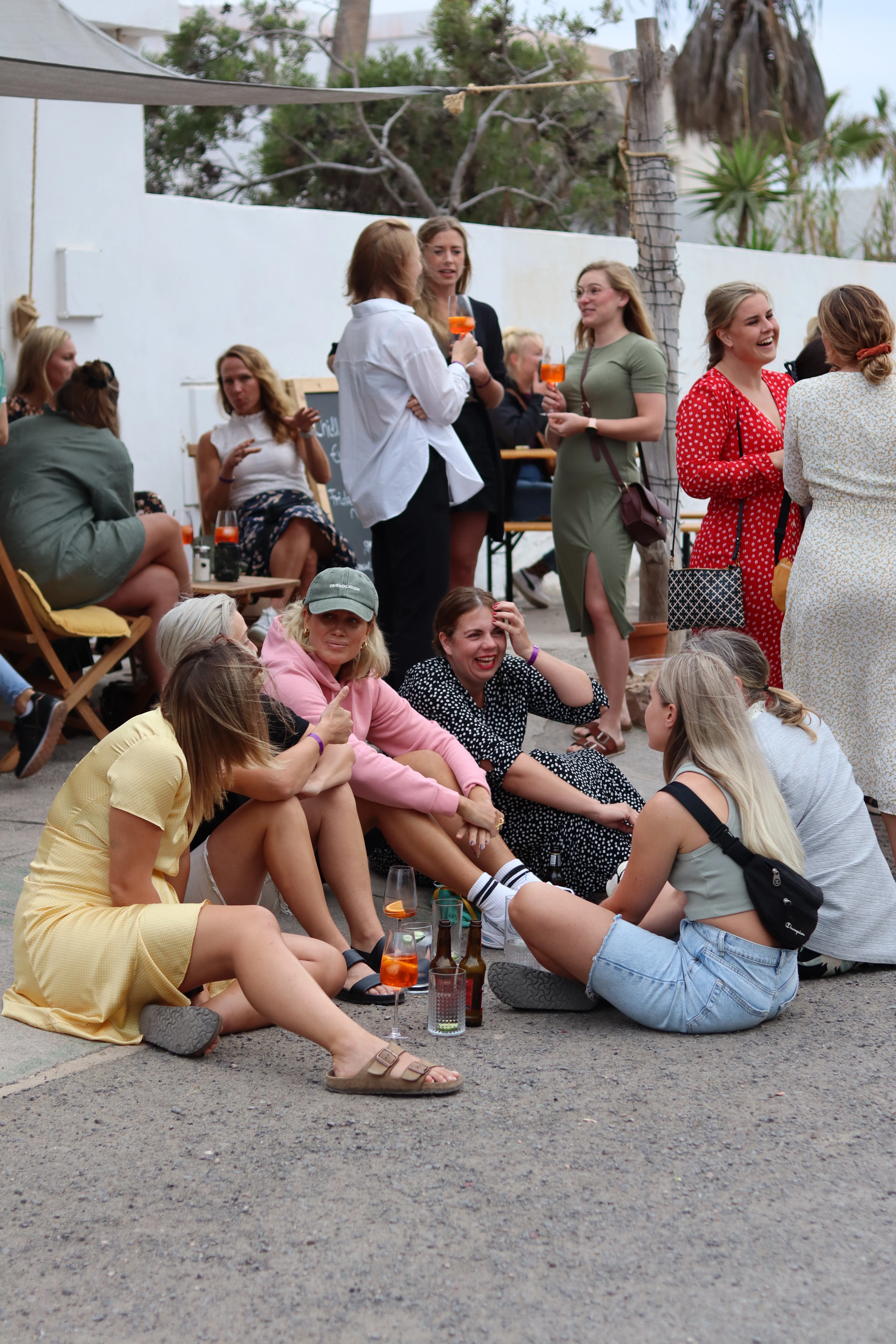 Friendcationgrupp som hänger