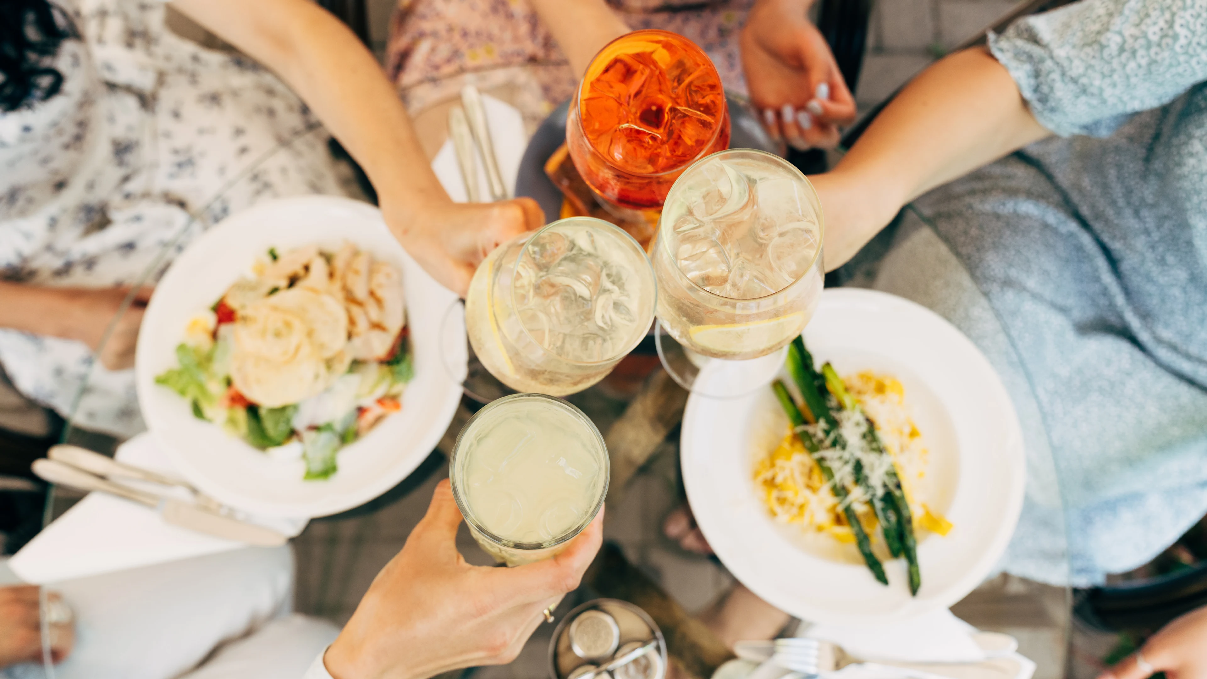 Italialaista ruokaa ja spritzereita