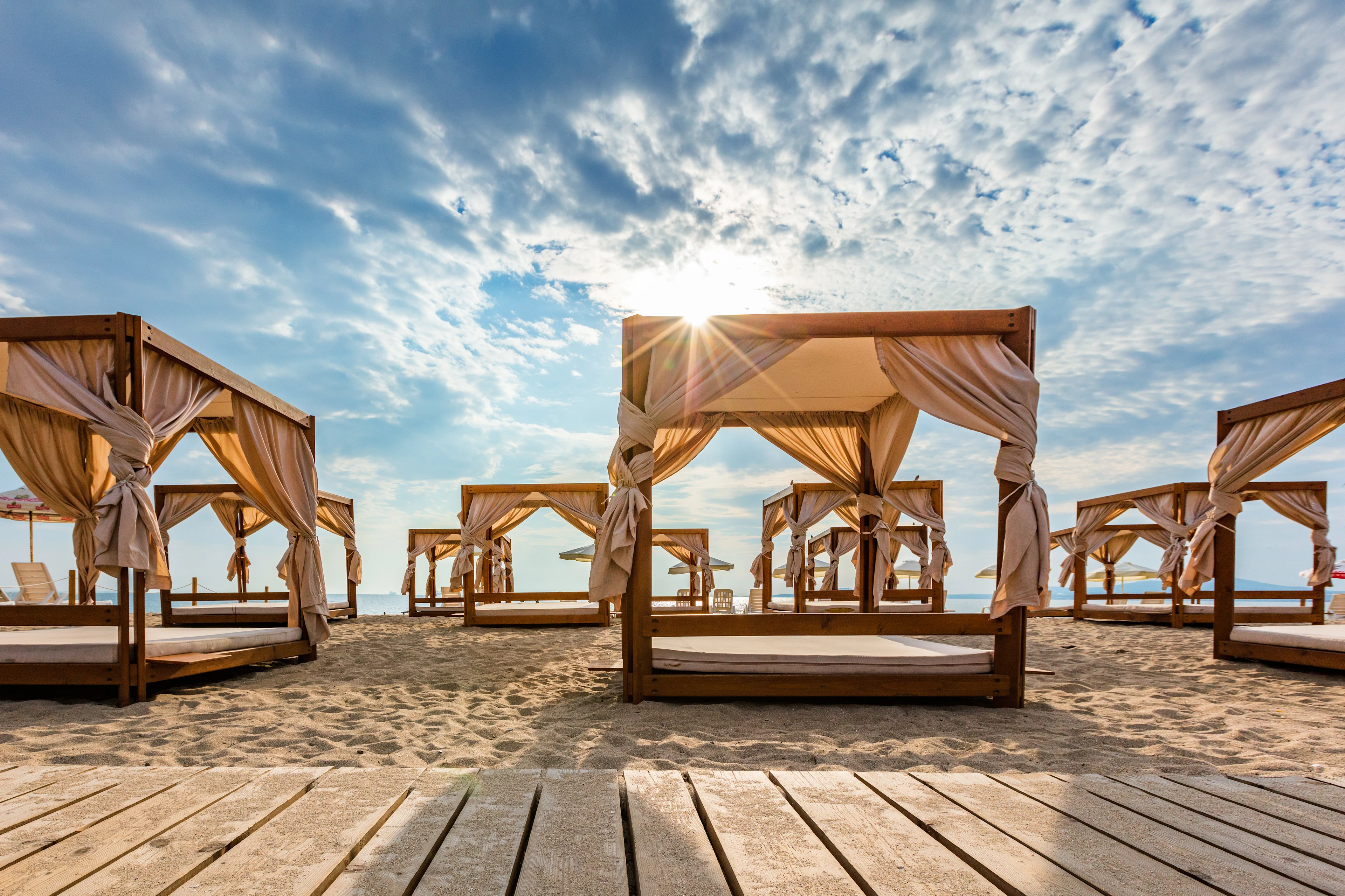 Solsenger og parasoller på stranden i Burgas