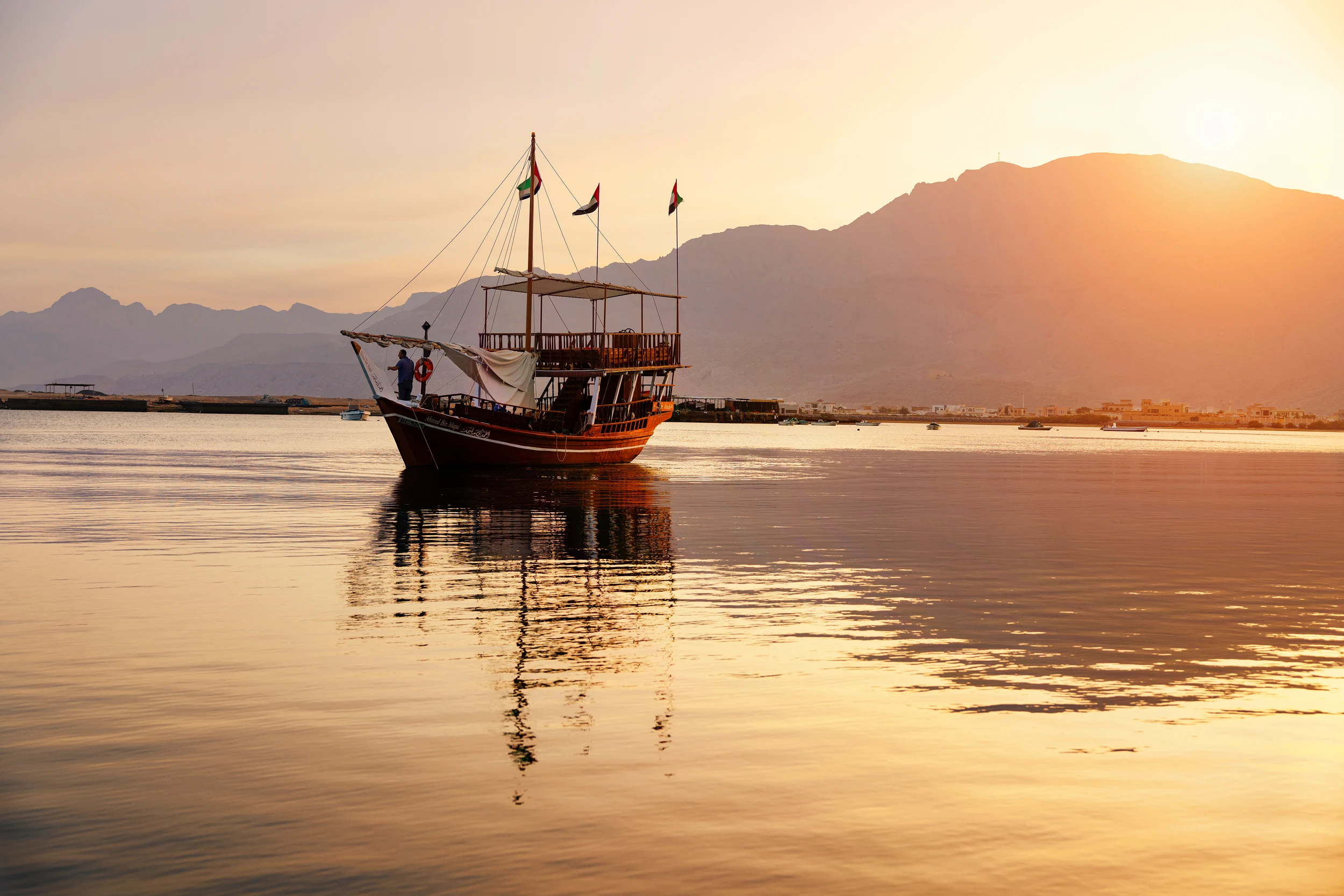 En traditionell båt i Ras Al Khaimah med vackra berg i bakgrunden