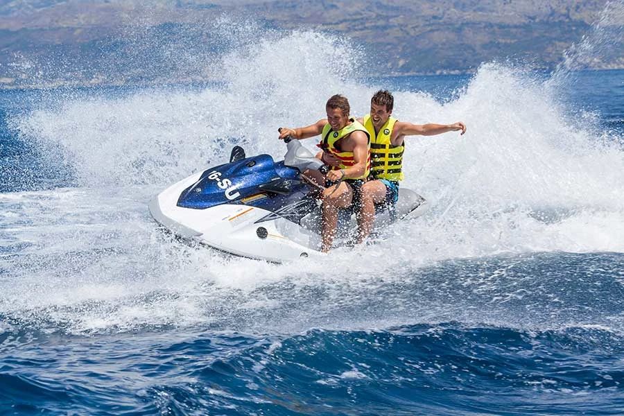 Twee mensen op een jetski