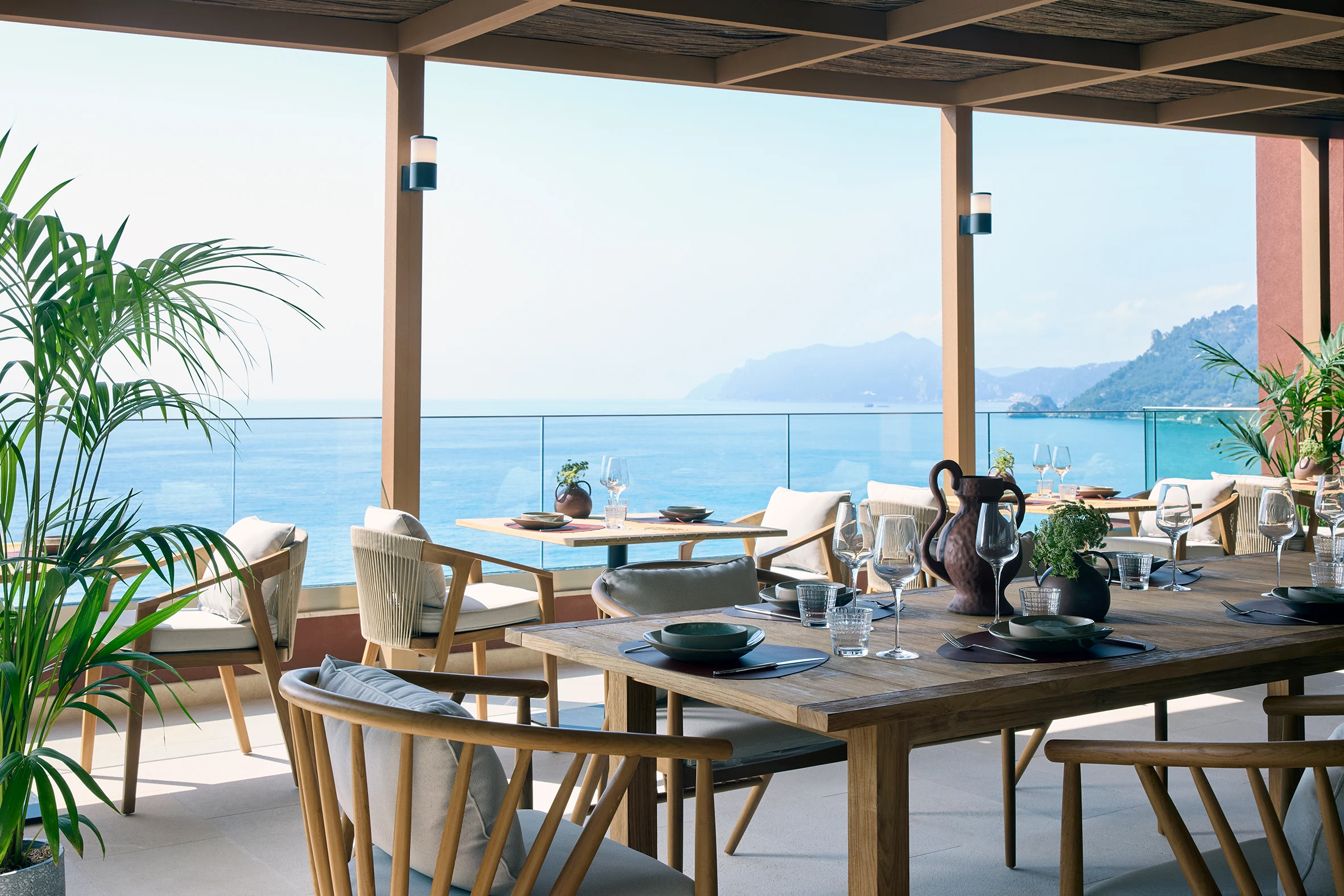 Uppdukade bord med havsutsikt på hotellet Álkyna, Korfu