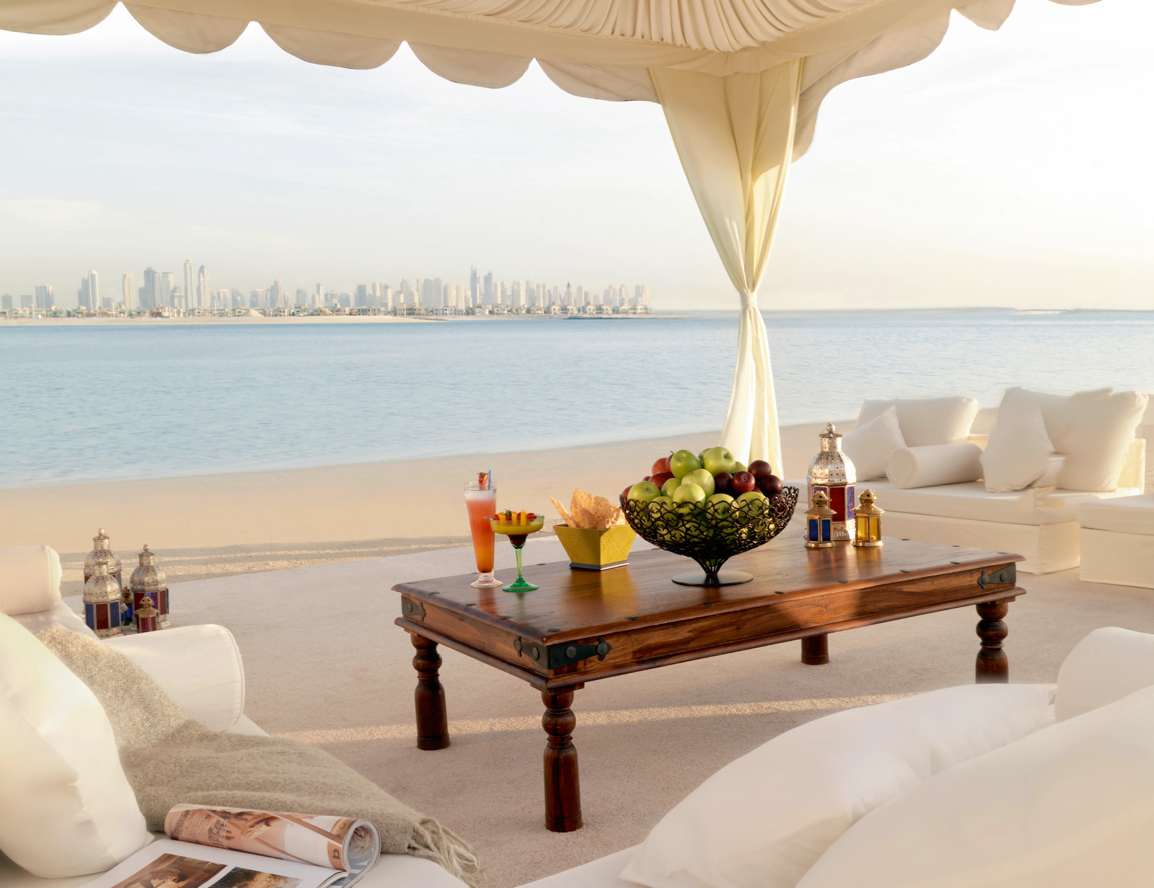 Lyxig cabana på stranden på The Palm i Dubai