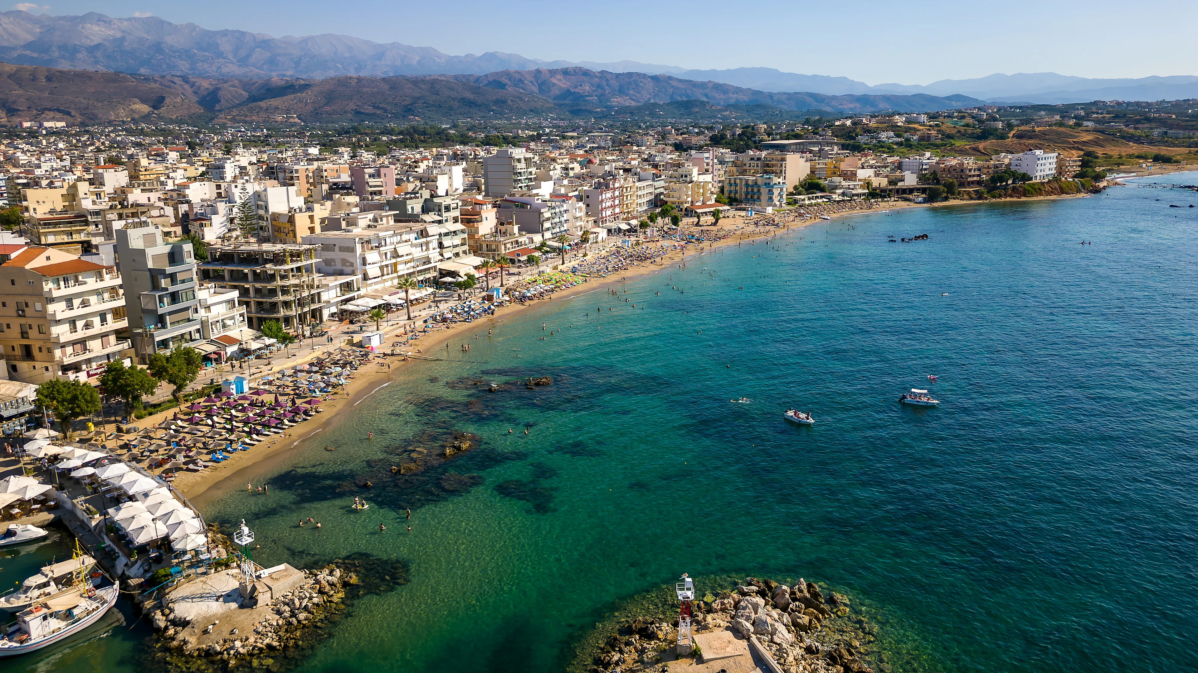 Flygfoto över Chania stad och stranden Nea Chora