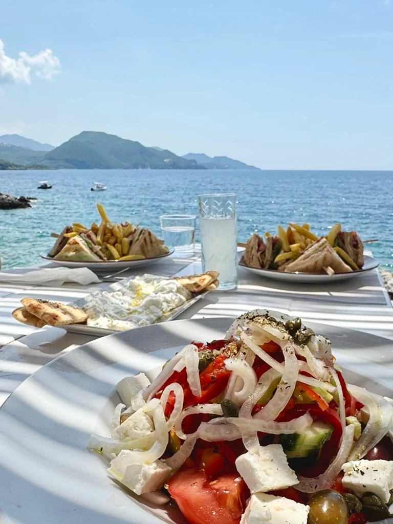 grekisk mat vid havet i Sivota