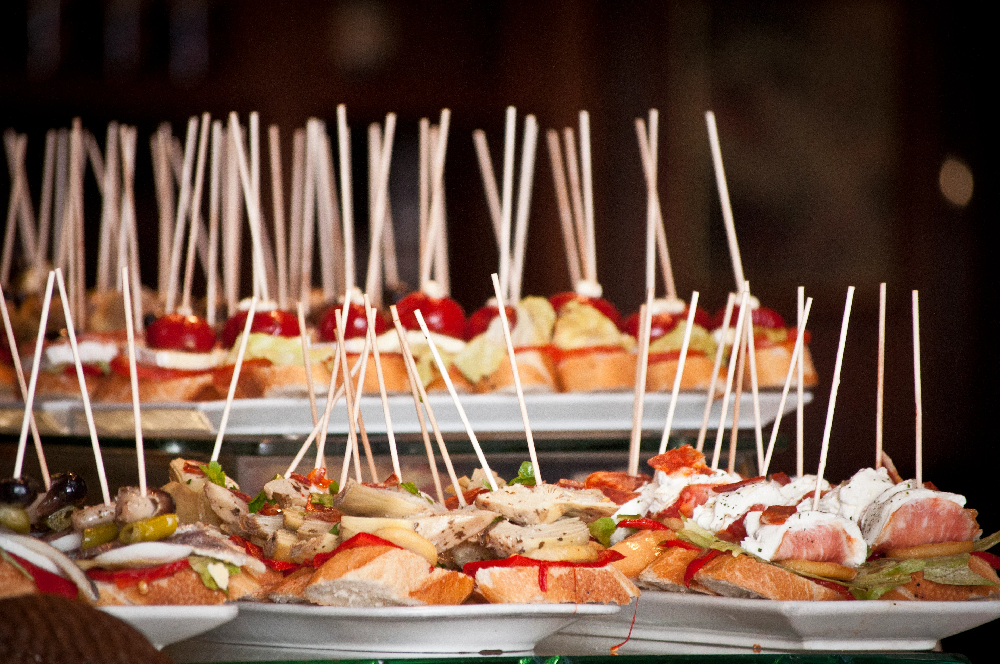 Traditionella pintxos på en bar i San Sebastián, serverade som små tapasliknande snacks