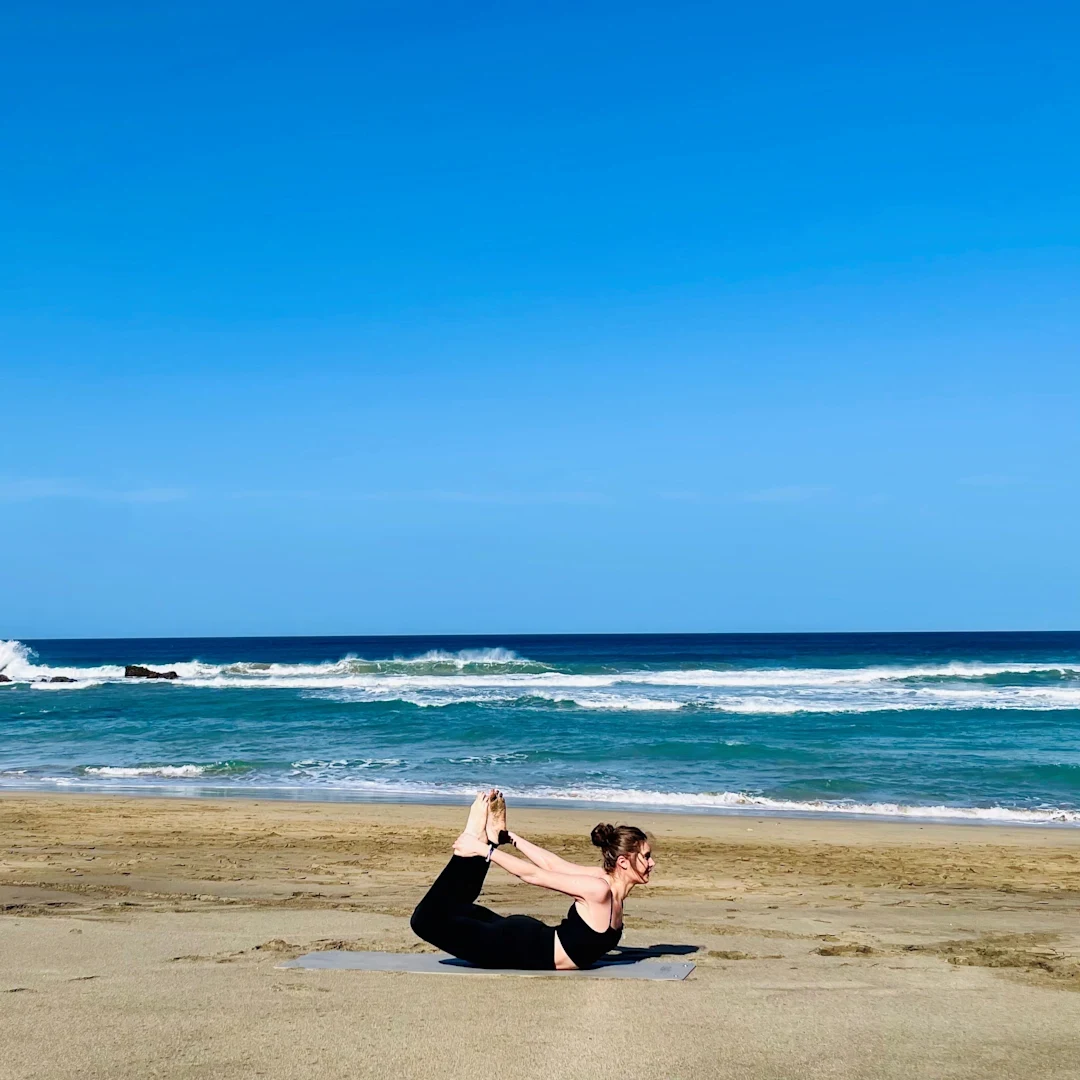 Jenny Sørensen Vaage på stranden och utövar yoga