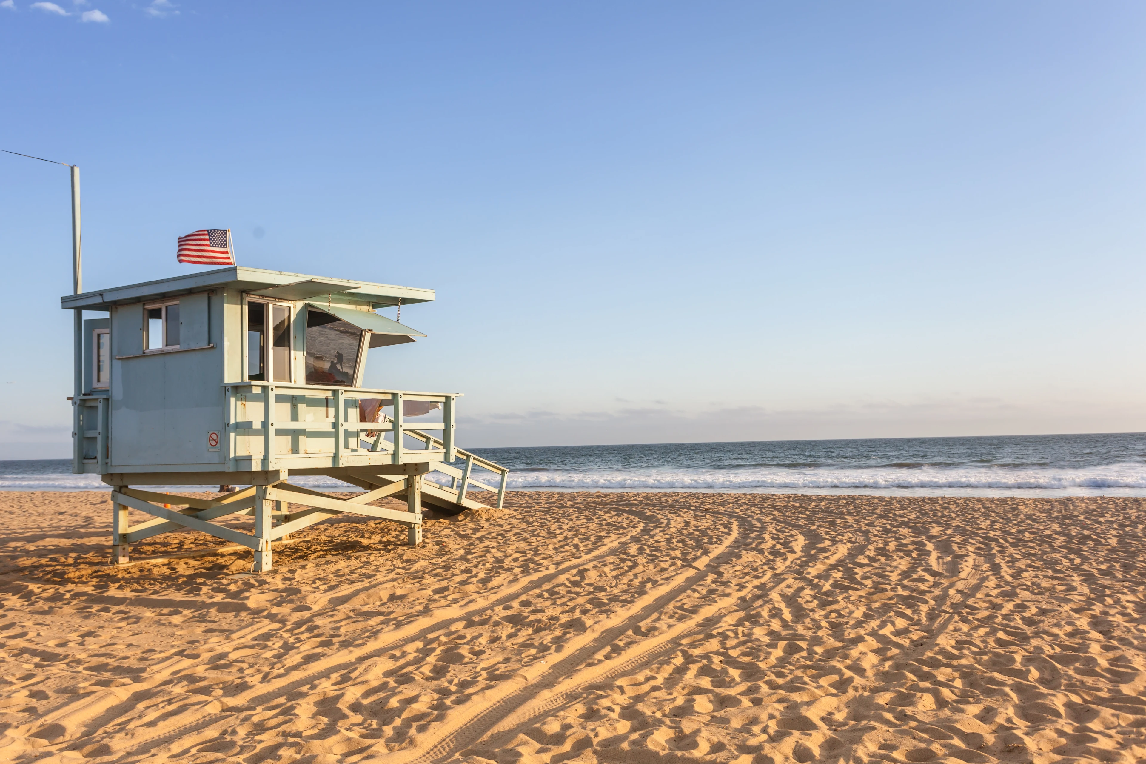 Livräddartorn på den breda sandstranden i Santa Monica, Los Angeles.