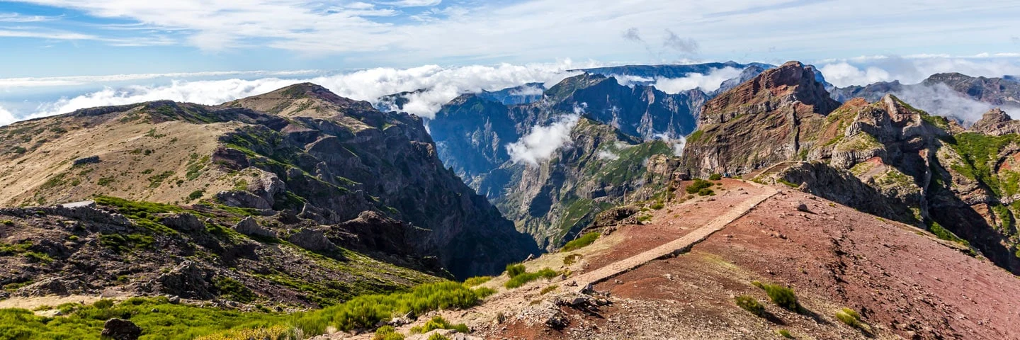 Uitzicht op bergtoppen op Madeira