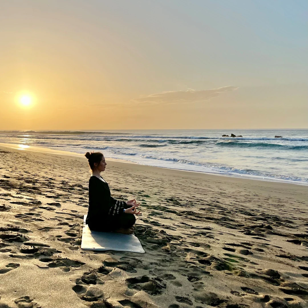Jenny Sørensen Vaage på stranden dyrker yoga