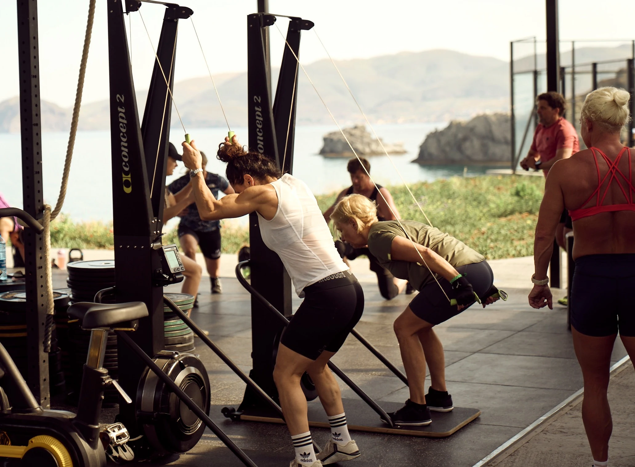 nainen treenaa skierg-laitteella