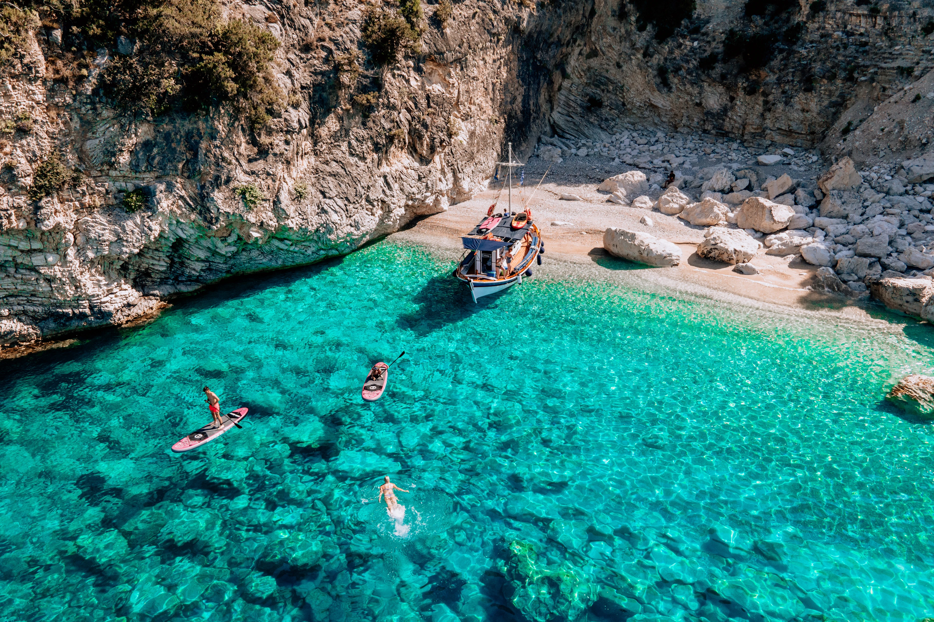 Een boot op het water met bergen op de achtergrond 