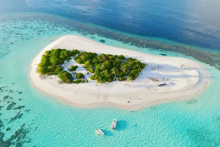 En liten vakker øy på Maldivene - sett ovenfra
