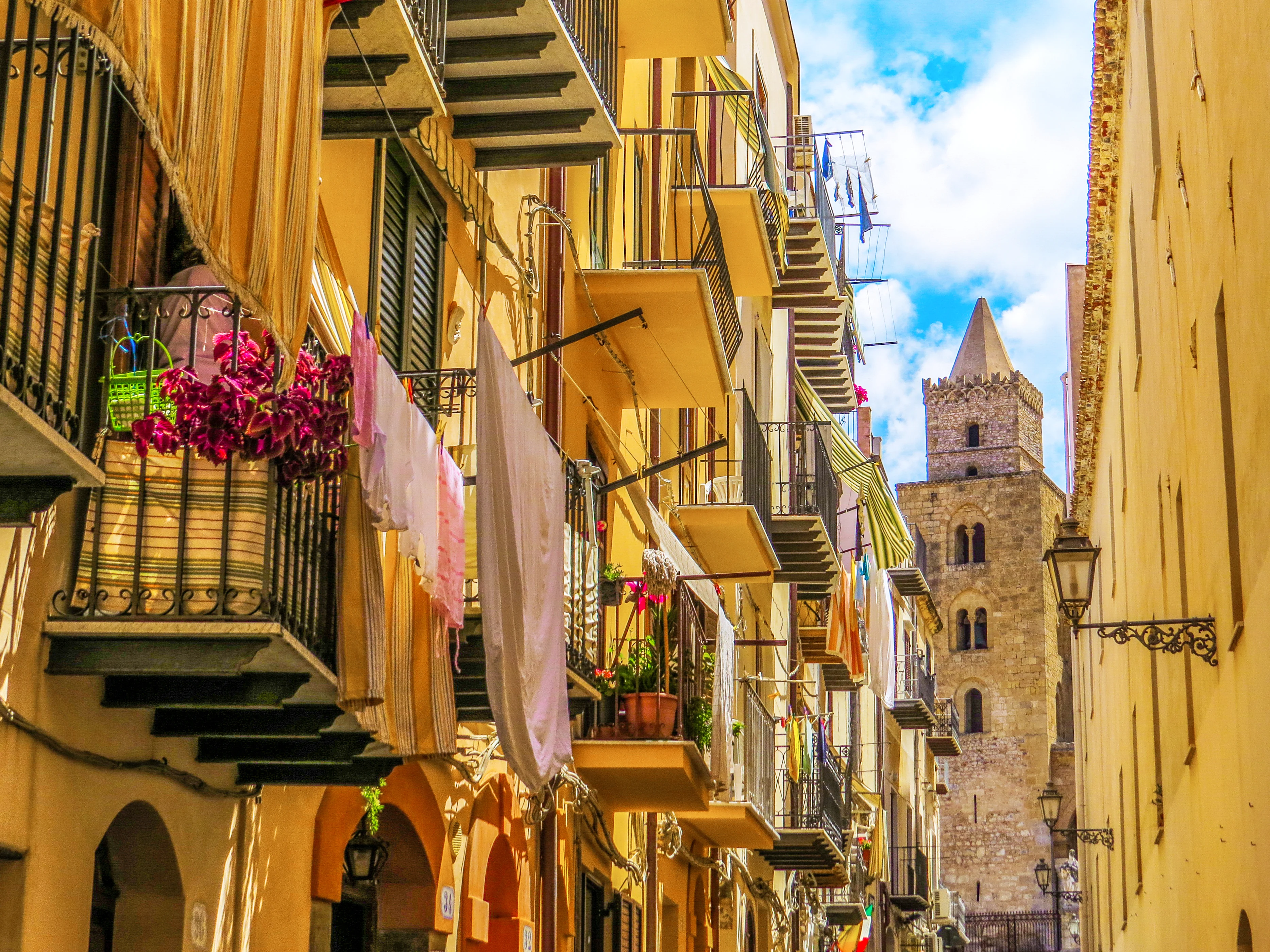 Hus och balkonger på en gata på Sicilien