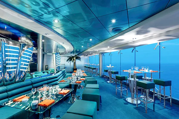 Sushi restaurang med utsikt över havet