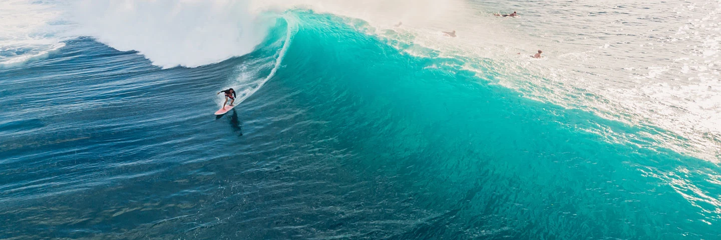 surffaaja surffaa isolla aallolla Balilla