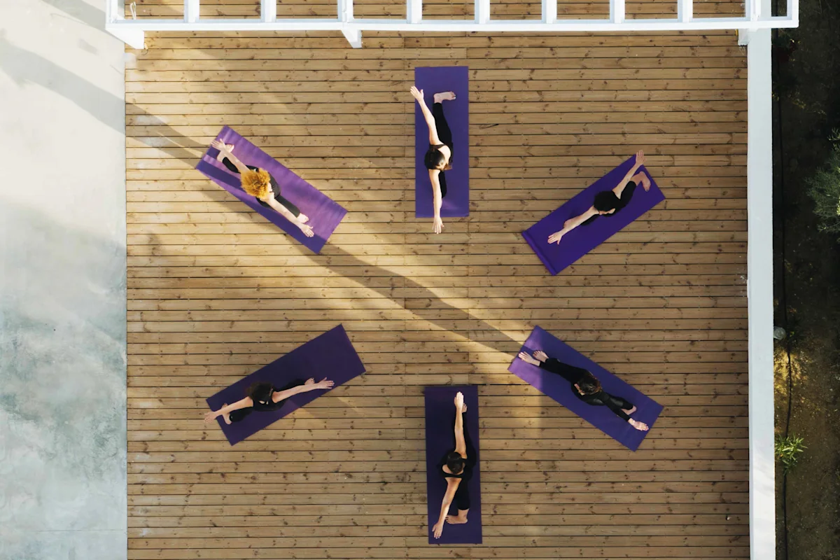 Sex personer som tränar yoga på hotellet Seagonia i Paleros