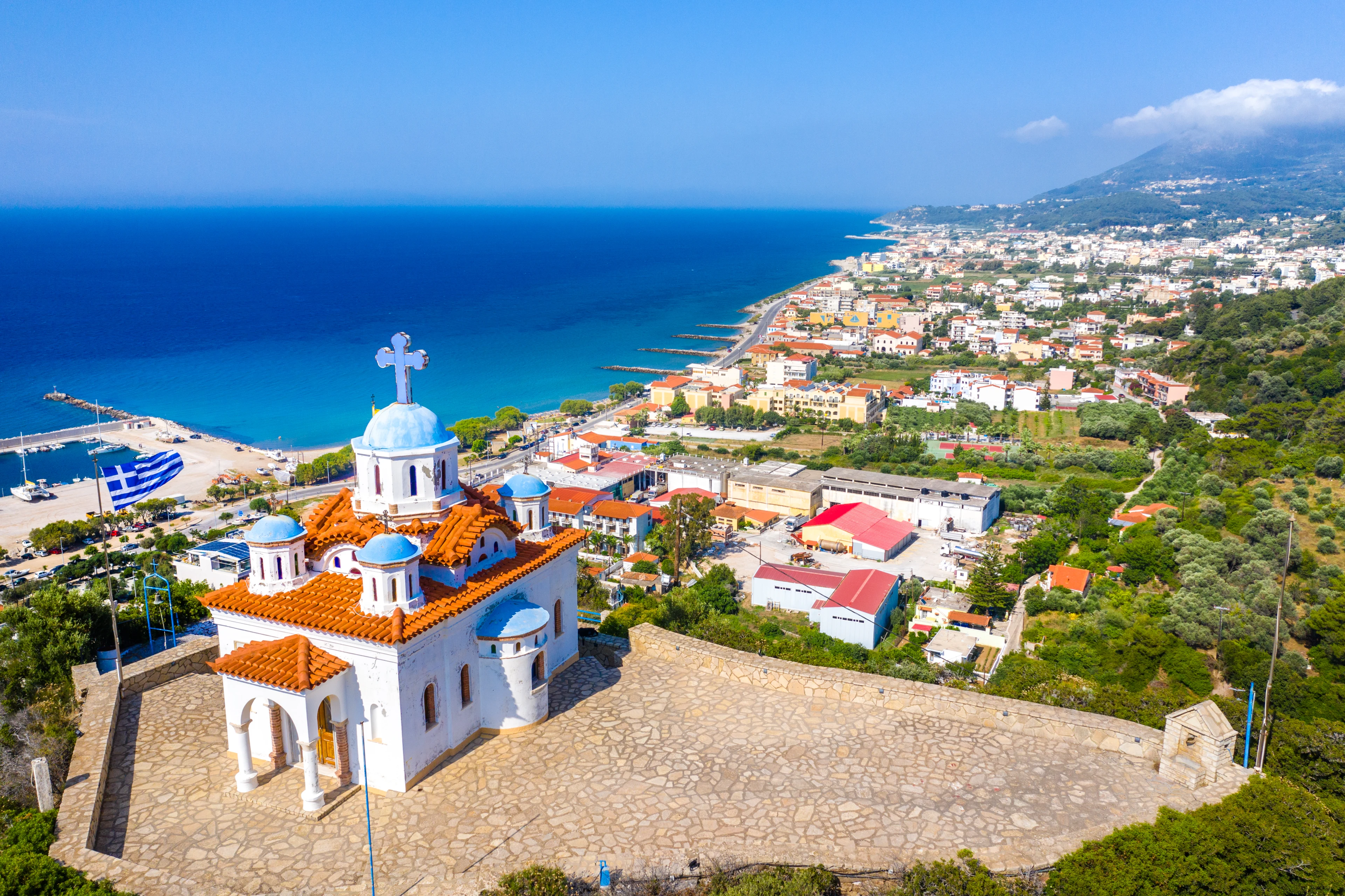 Vy över byn Karlovassi på Samos