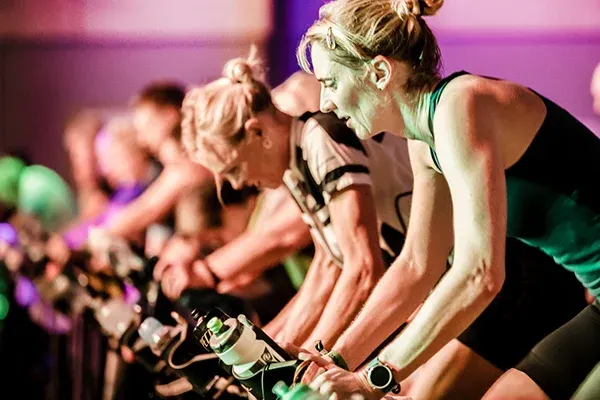 Människor på spinningcyklar 