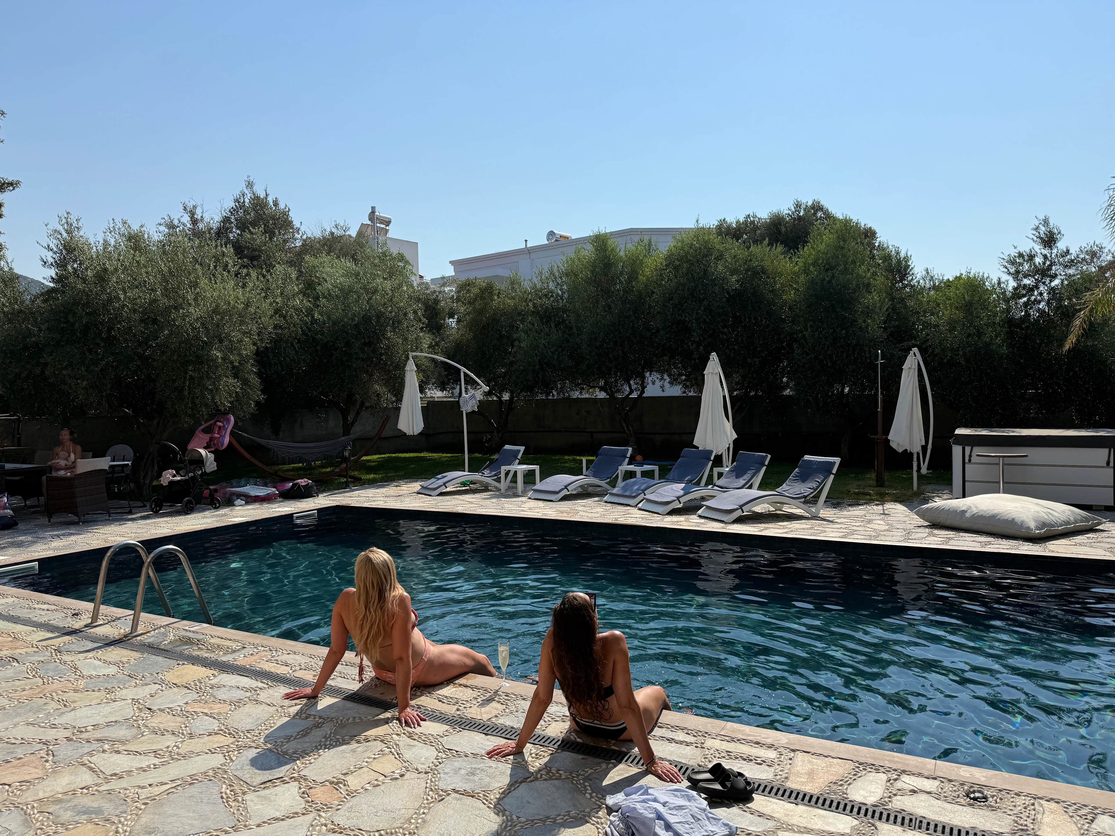 Johanna solar vid poolkanten på Sun Dream Villa i Ialyssos