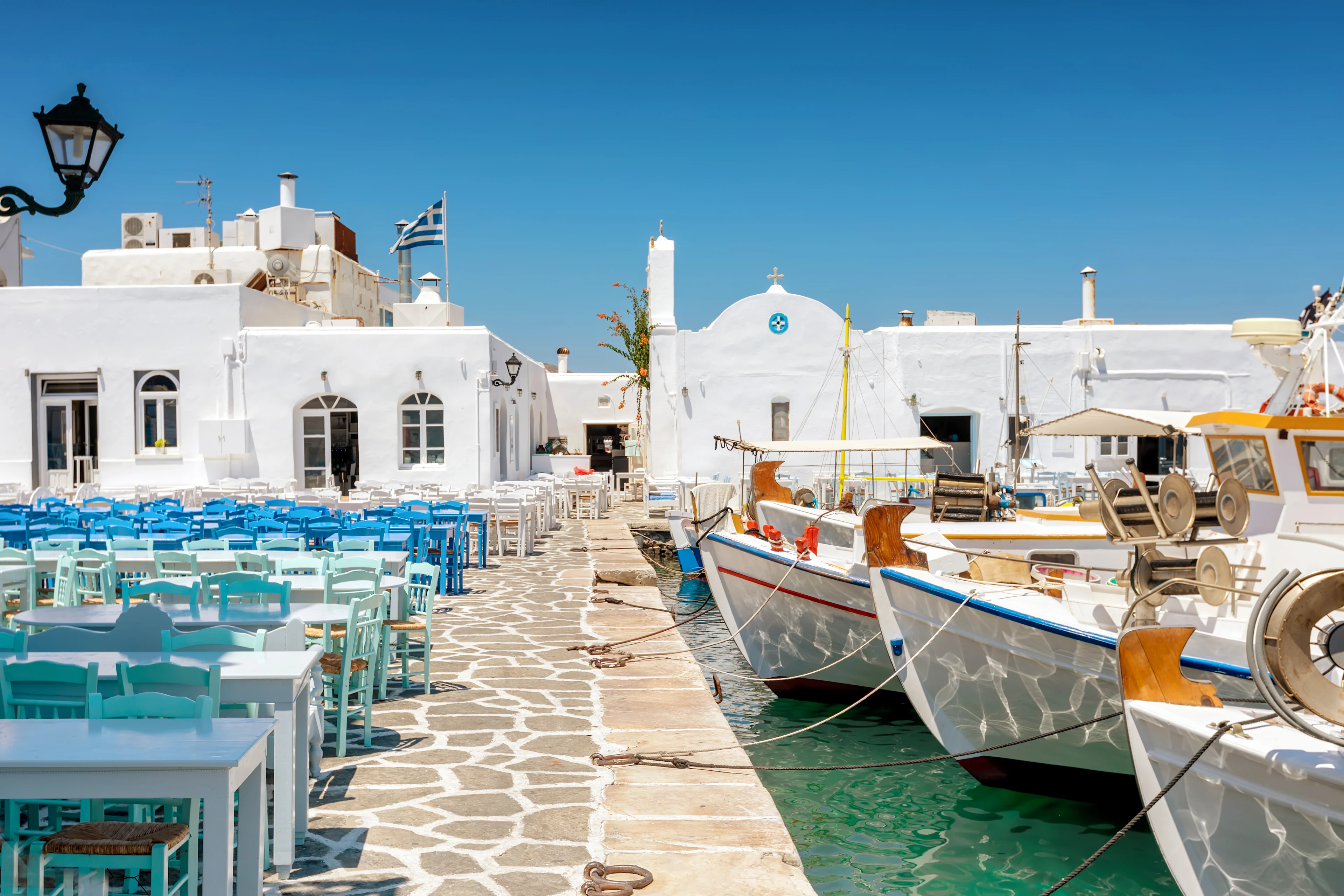 Paros hvidkalkede huse, små både og blå traditionelle pælestole