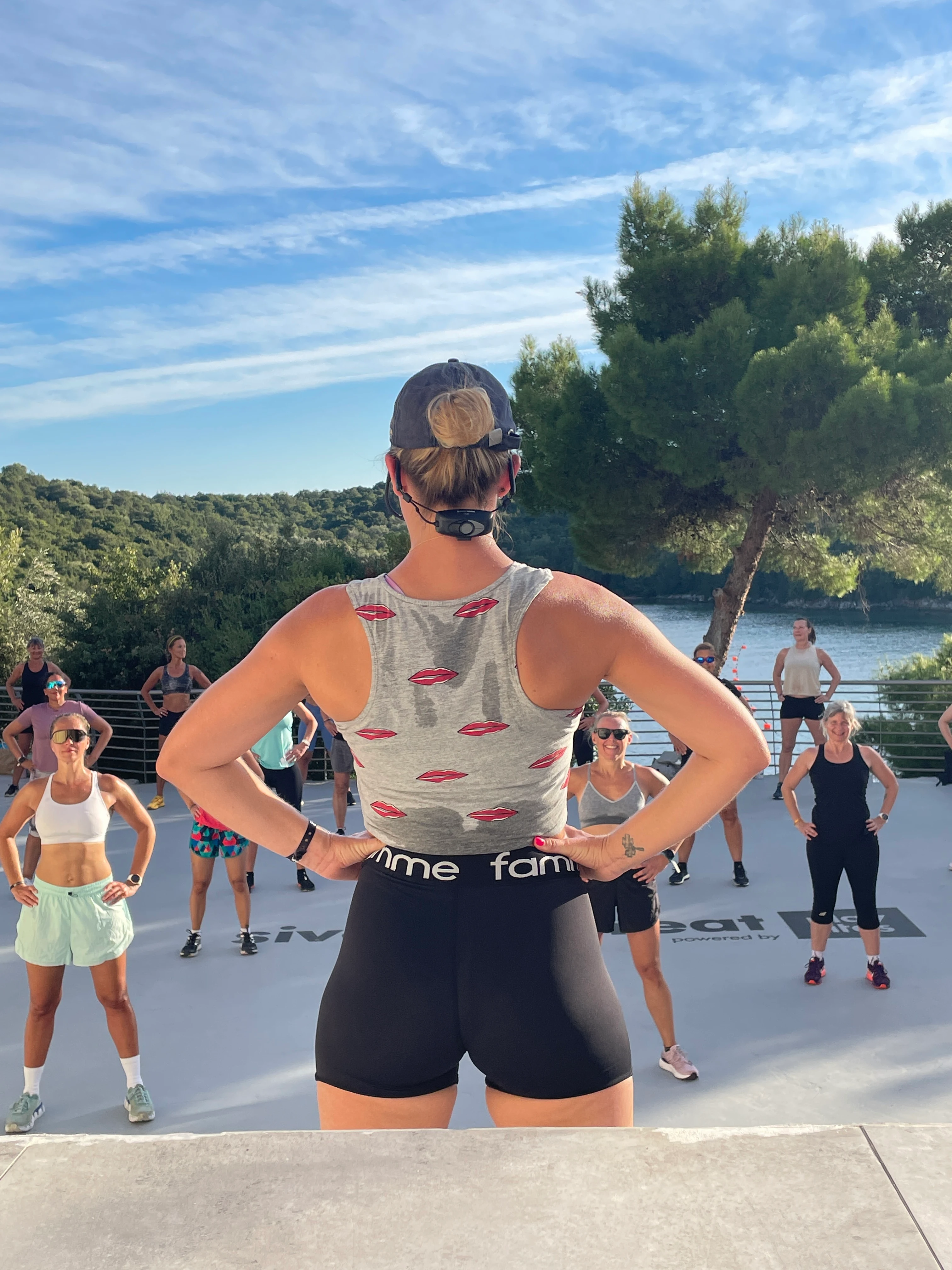 Gjesteinstruktør som har en time på Teaterplattformen på sportshotellet Sivota Retreat – powered by Playitas