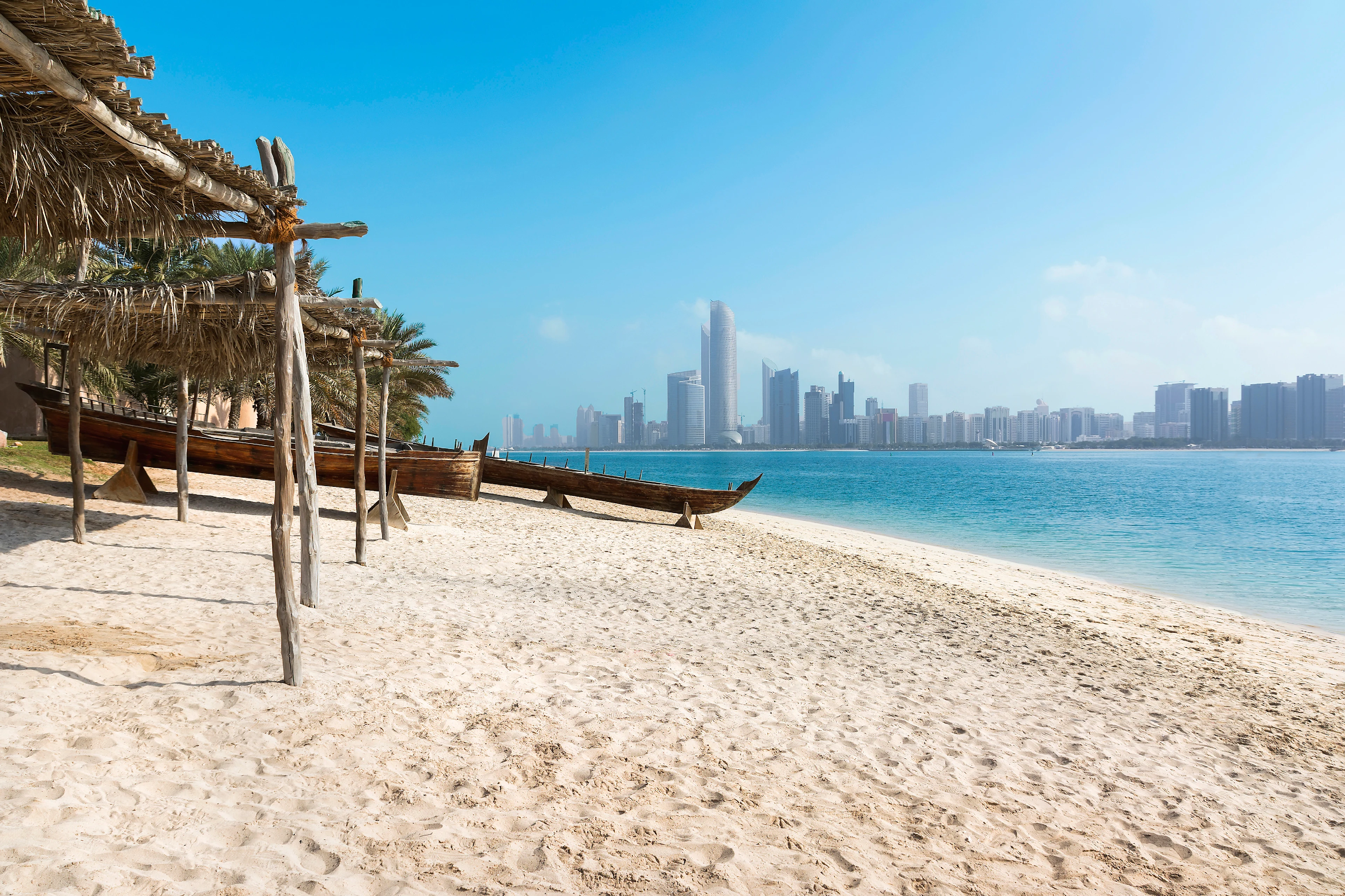 Hvit sandstrand ved Herritage Village i Abu Dhabi