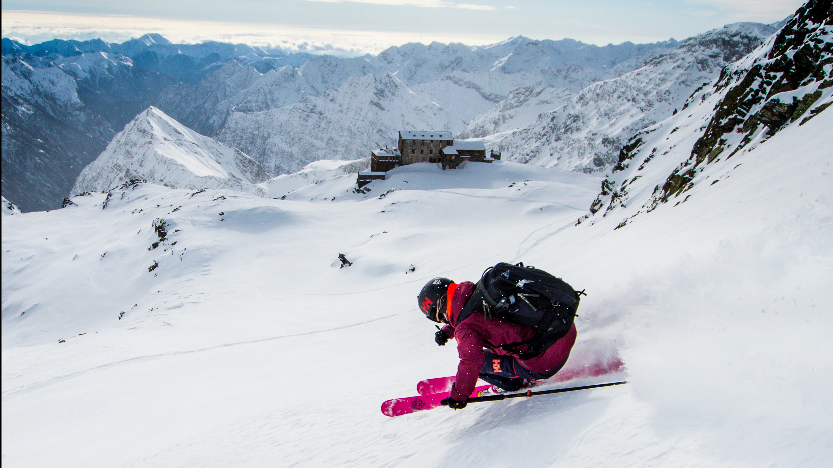 Offpiståkning i Alagna med snötäckta alptoppar i bakgrunden
