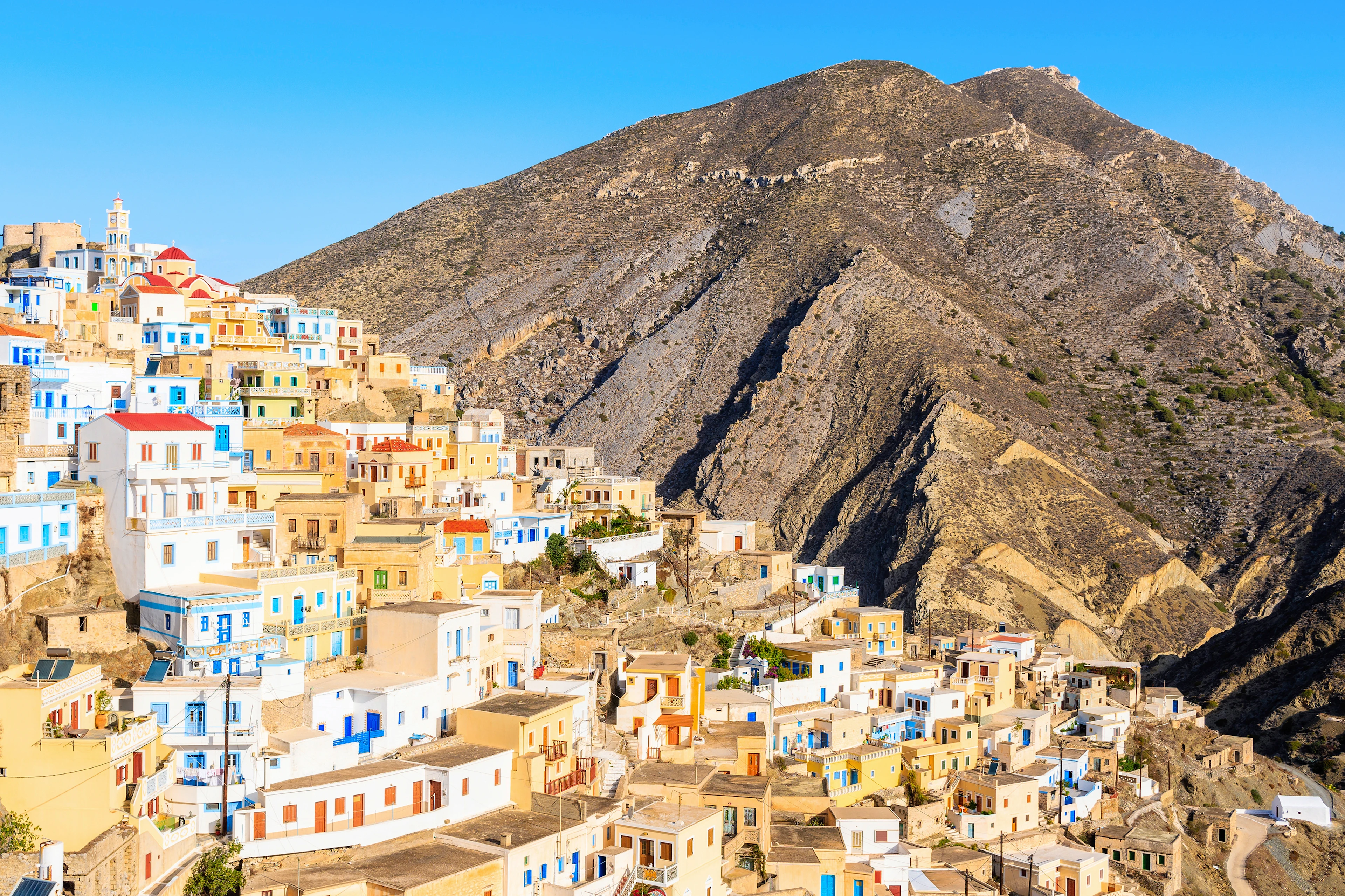typiska grekiska hus som klättar längs med berget i byn Olympos på Karpathos
