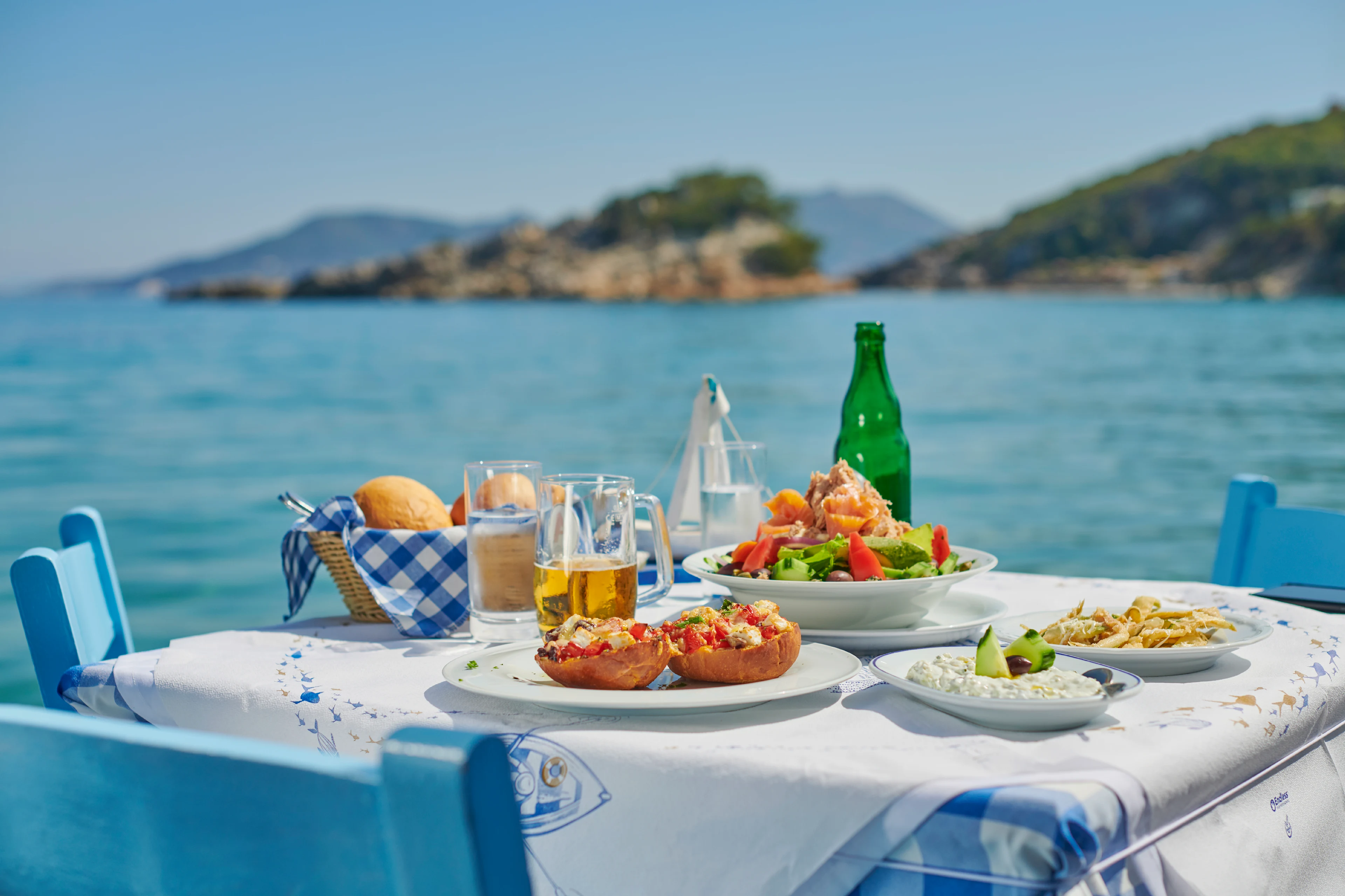 Een tafel met Grieks eten aan zee