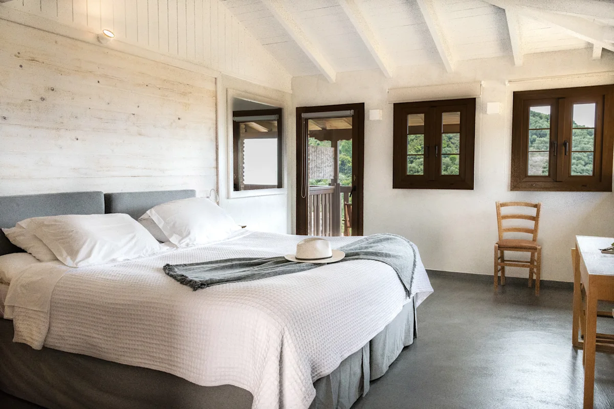 Rum med dubbelsäng på hotellet Enetiko i Parga