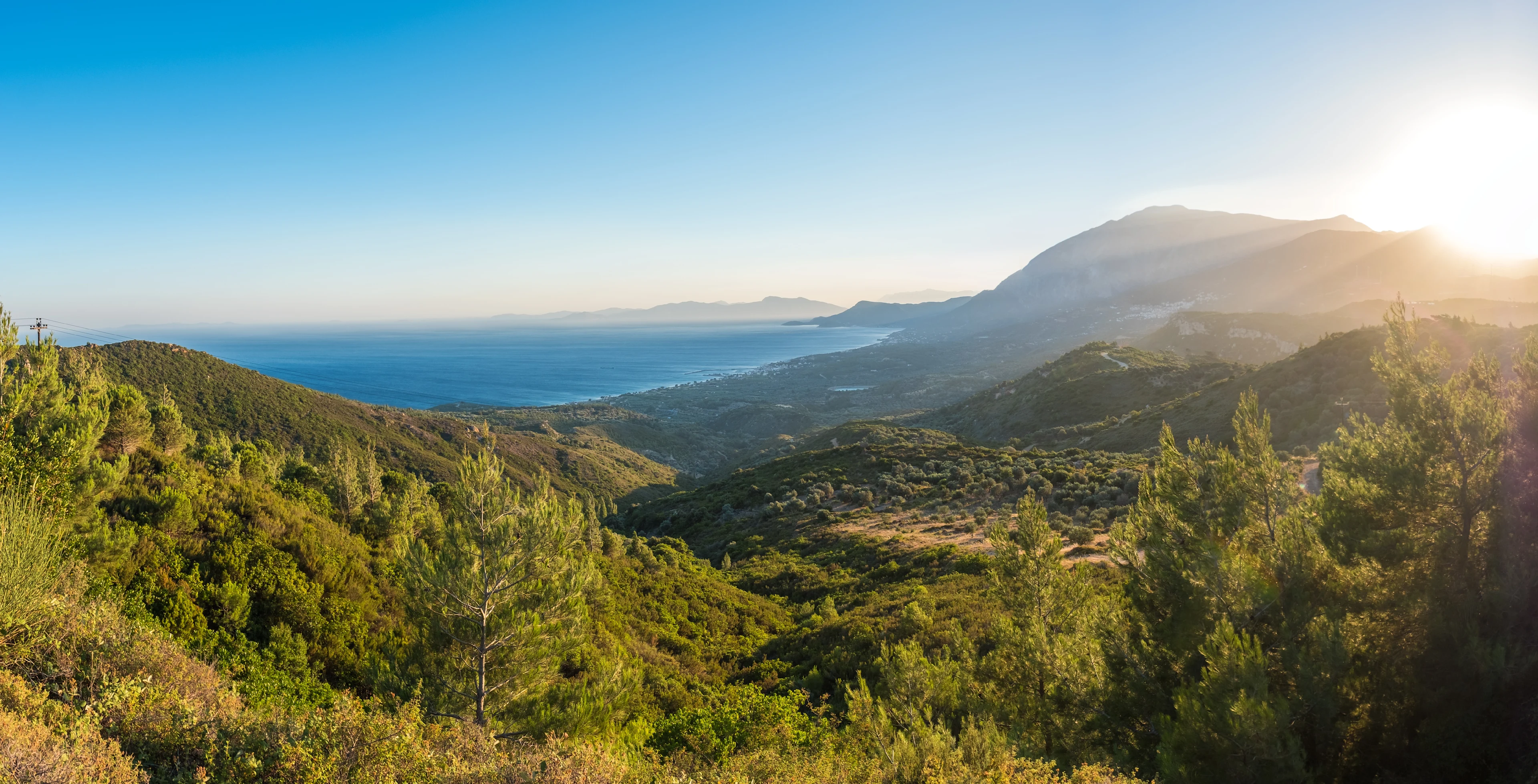 Vacker utsikt över berg och hav på Samos