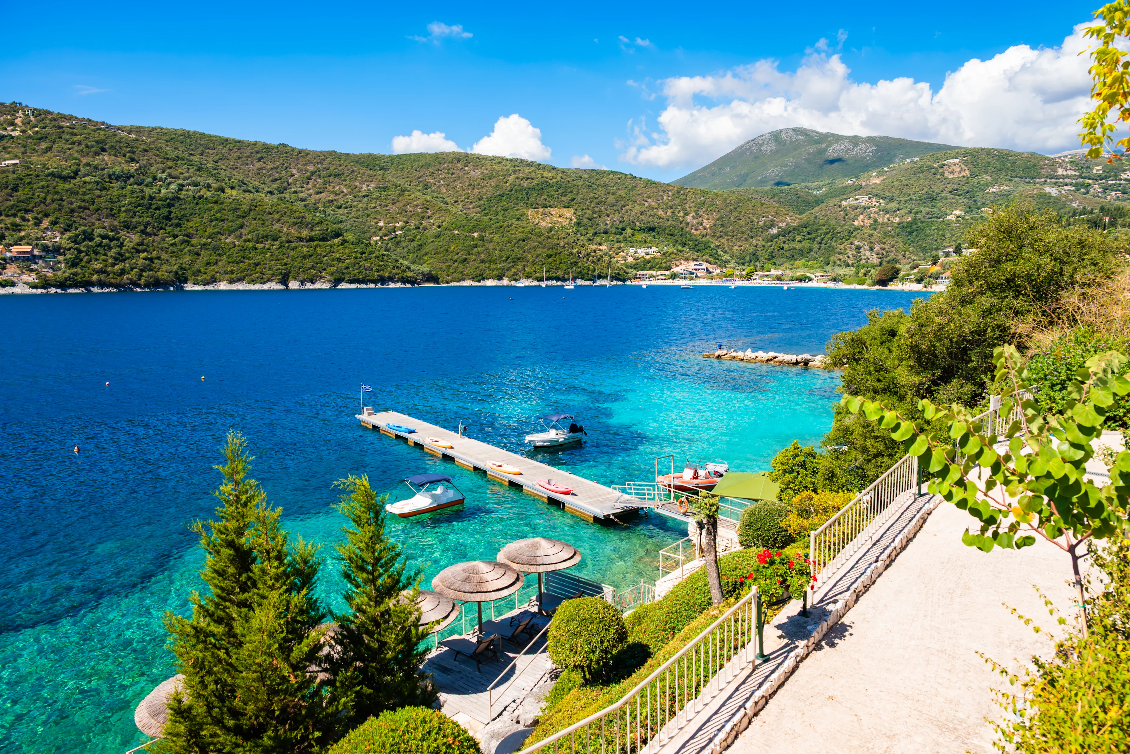 Turkost vatten och vackra omgivningar vid Mikros Gialos på Lefkas