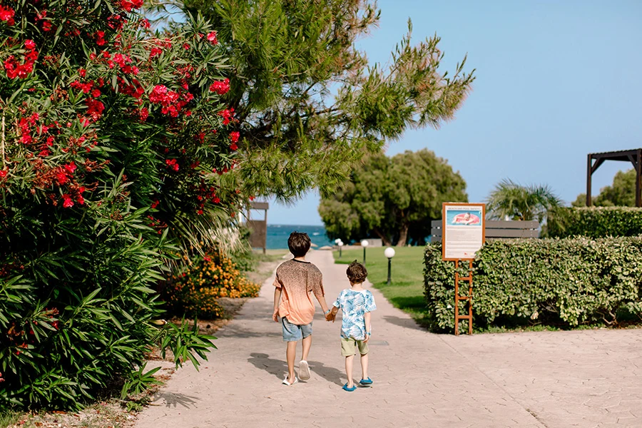 kinderen lopen in Griekenland