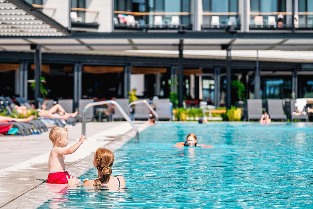 En familie som svømmer på Voya Beach Resort