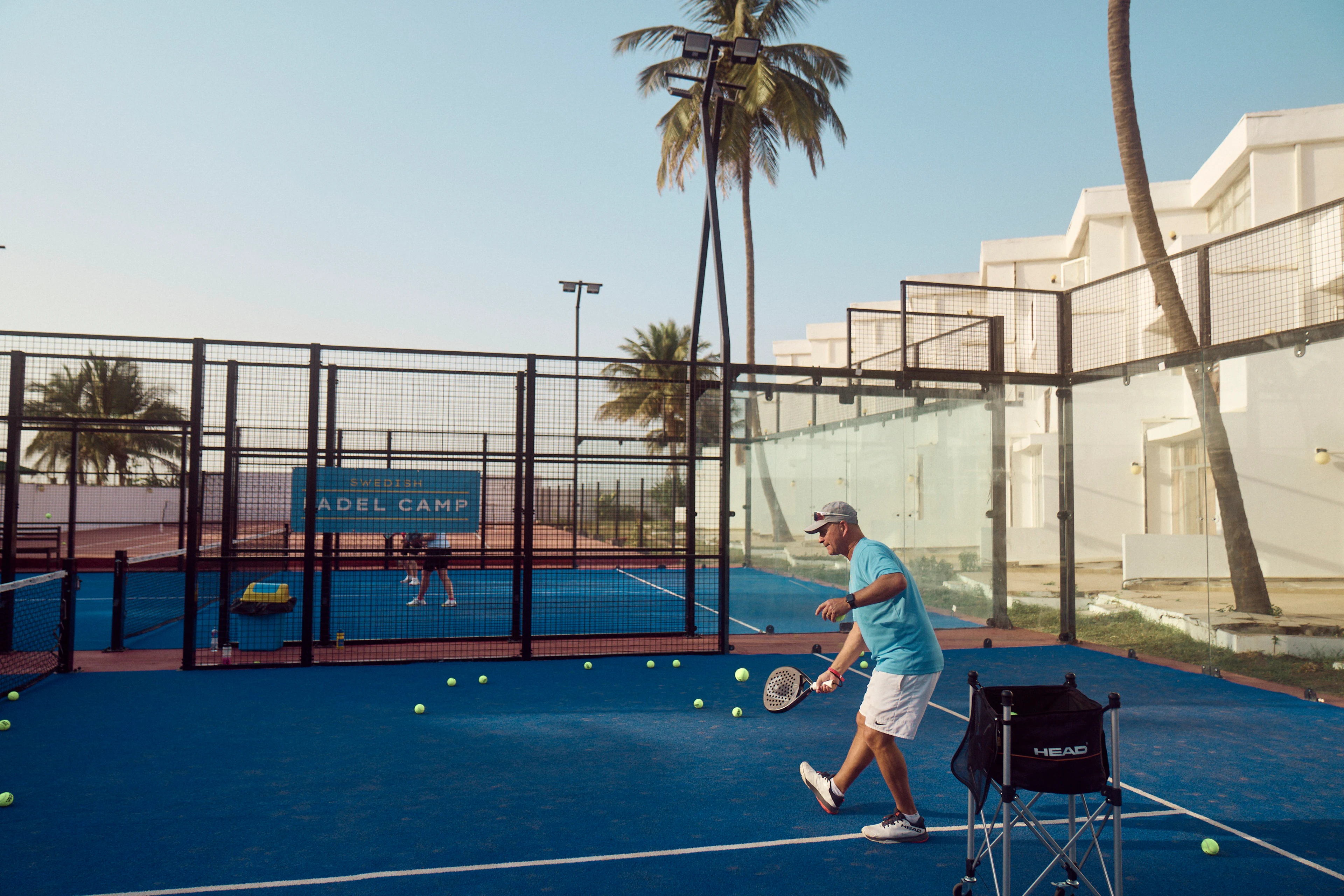 Håkan från Swedish Padel Camp lär ut Padel