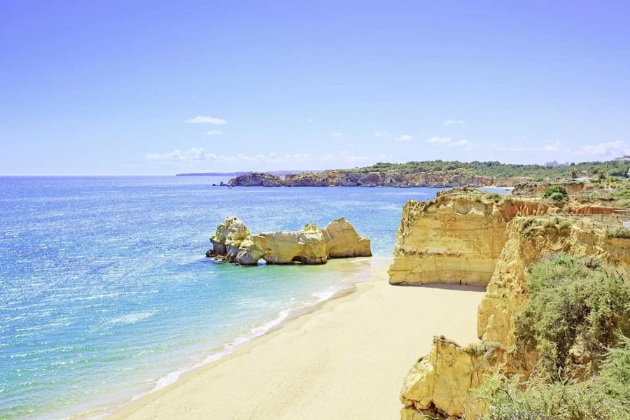 vacker strand vid Algarve med klippformationer och klippor